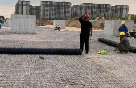 睢县土工格栅铺设前地基要怎么处理？